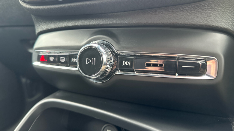 Volvo XC40 2.0 B4P Plus Dark 5dr Auto Petrol Estate